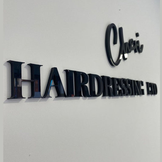 Letrero con logotipo cortado a láser