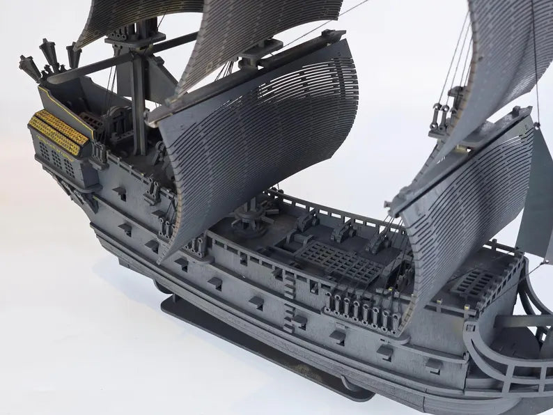 Maqueta de barco de vela cortada con láser